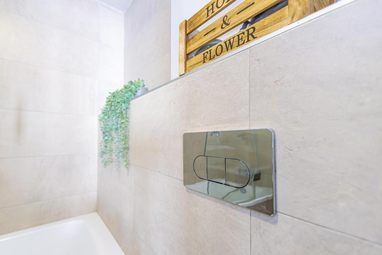 Ferienwohnung Ventura 2 - Centric & Pool - Simplytarifa Exterior foto